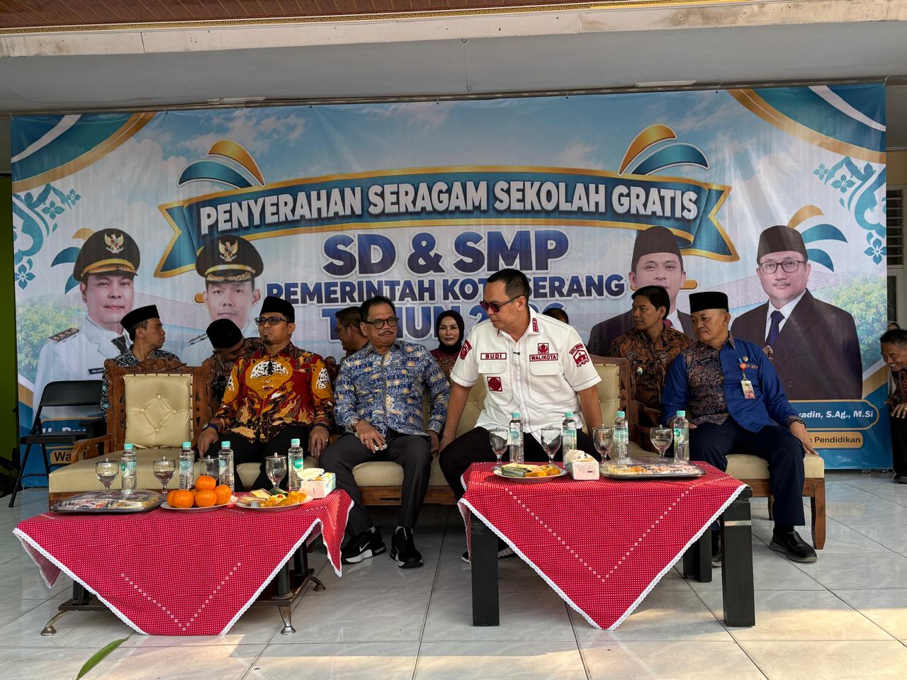 Wali Kota Serang Hadiri Penyerahan Seragam Sekolah Gratis di Kelurahan Pancalaksana