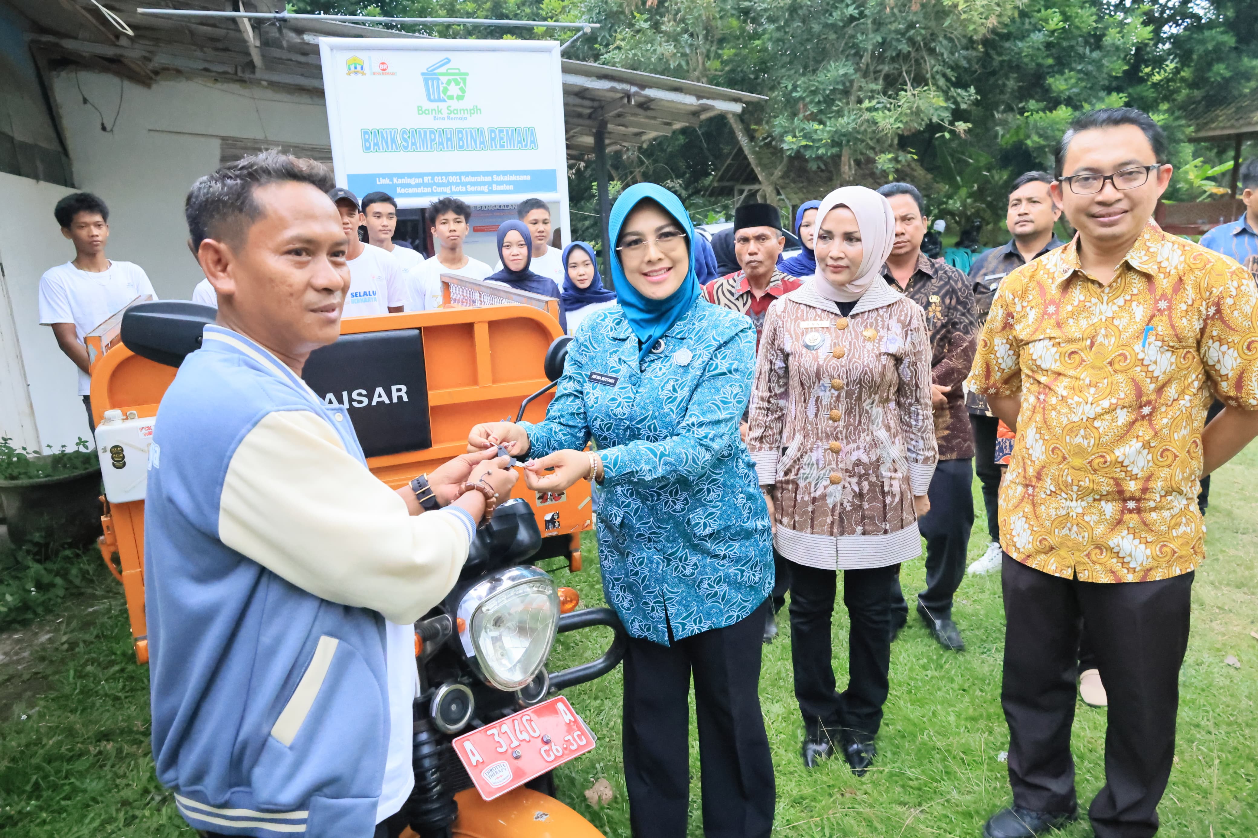 Pemberian Motor sampah dari Ibu Walikota Untuk Bank Sampah Bina Remaja