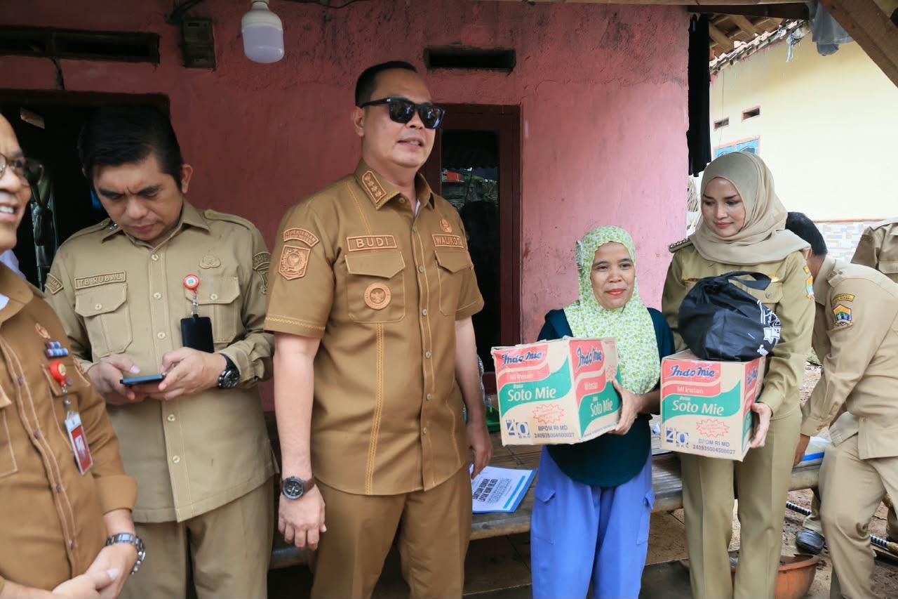 Penyaluran Bantuan dari Bapak Gubernur Banten Melalui Bapak Walikota Serang RTLH Ibu Aminah , Lingk. Kadaraha kel. Cipete Kecamatan Curug